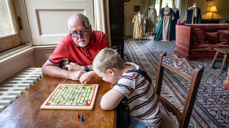 Ymwelwyr yn chwarae gêm Nhŷ Newton, Dinefwr, Sir Gâr